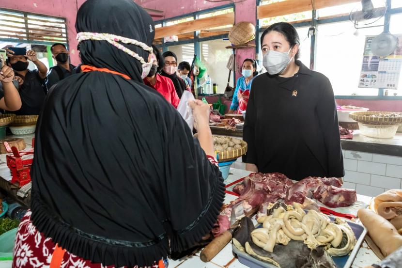 Ketua DPR RI Dr.(H.C) Puan Maharani pagi ini, Rabu (26/4/2022) blusukan di Pasar Jungke, Kecamatan Karanganyar, Kabupaten Karanganyar, Jawa Tengah