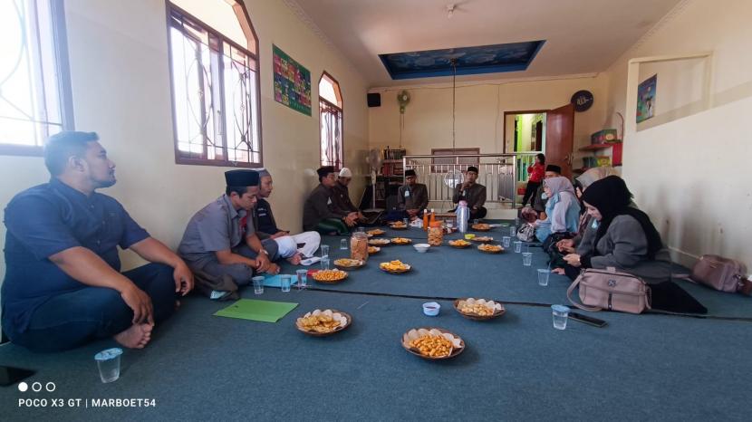 Public Relations (DPR) Fakultas Komunikasi Bisnis (FKB) Telkom University (Tel-U), berdiskusi bersama belasan aktivis DKM di bawah Majelis Ulama Indonesia (MUI) Kelurahan Sukawarna, di Masjid Al-Musthofa RW 3, Kelurahan Sukawarna, Kecamatan Sukajadi, Kota Bandung, Rabu (1/6/2022). 