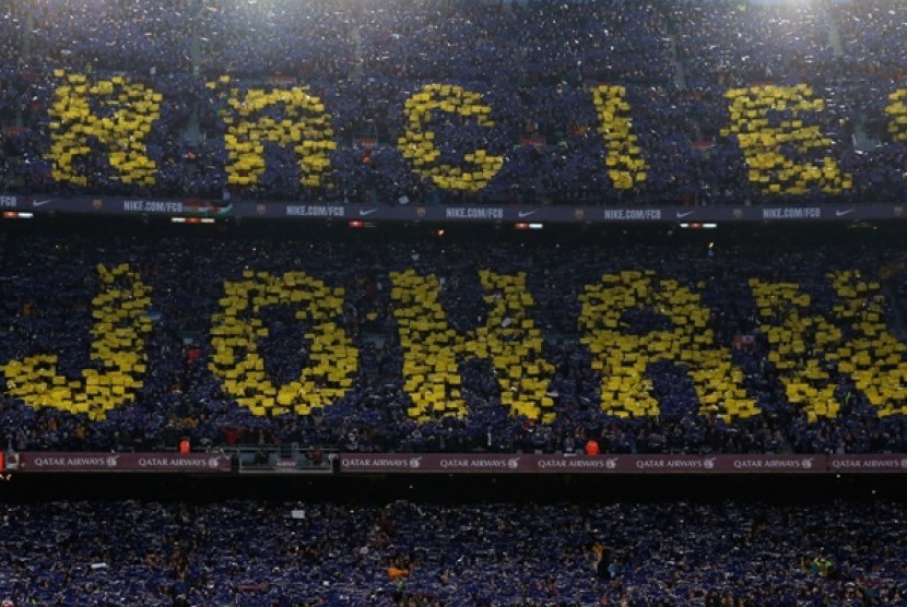 Publik Camp Nou memberikan penghormatan kepada Johan Cruyff saat duel el Clasico.