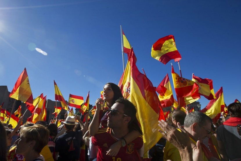  Publik memenuhi Alun-Alun Colon di Madrid, Spanyol, (7/10). Ribuan orang pro penyatuan Spanyol membawa bendera Spanyol sebagai bentuk protes terhadap pemerintah daerah Katalunya yang ingin merdeka dari Spanyol.