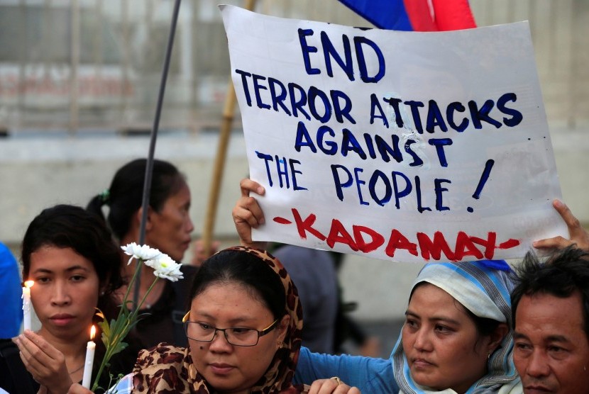 Publik mengutuk aksi pengeboman yang terjadi di Davao City, Filipina, (3/9).