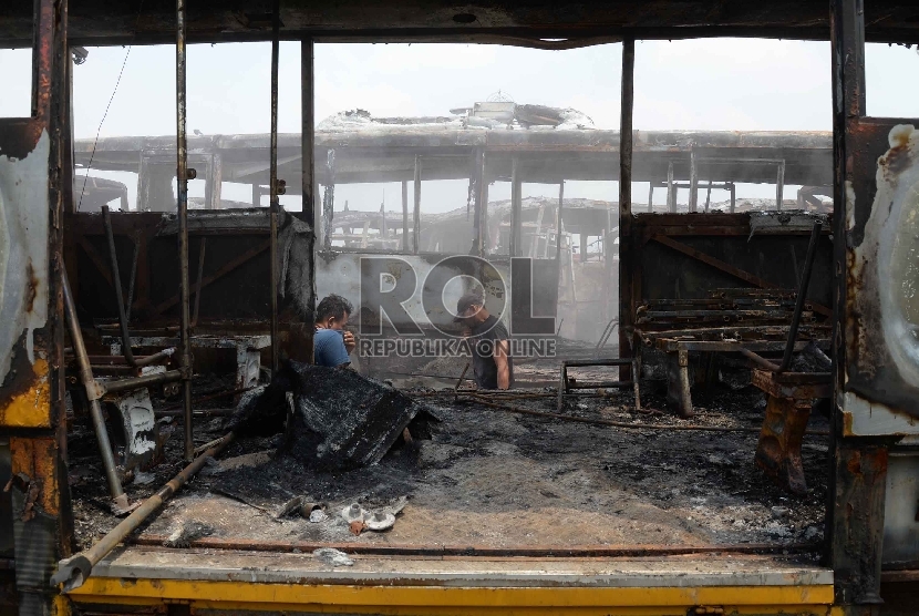 Puing bus transjakarta yang terbakar di pool PT Trans Batavia, Rawa Buaya, Jakarta Barat.   (Republika/Yasin Habibi)