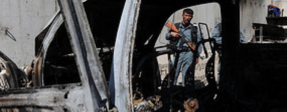 Puing kendaraan yang dibakar massa di Kandahar