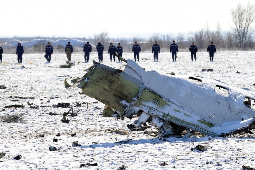  Puing pesawat Flydubai yang jatuh Sabtu, 19 Maret 2016 saat mencoba mendarat dalam cuaca buruk di selatan Rusia dan menewaskan seluruh 62 orang di dalamnya.