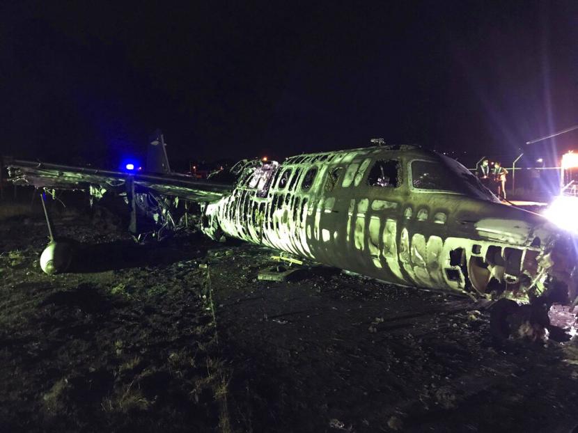 Puing pesawat Lionair yang terbakar di Manila International Airport, Ahad (29/3) malam. Delapan penumpang di dalam pesawat menuju Jepang itu tidak selamat. 