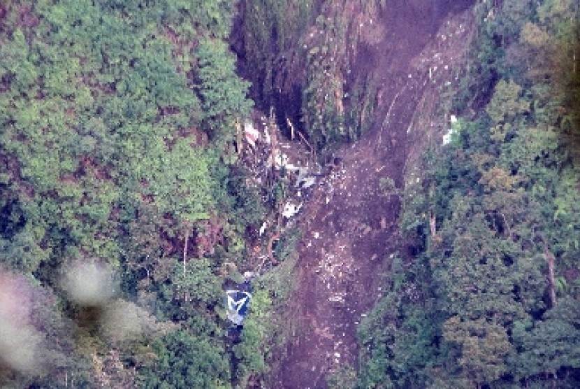 Puing pesawat Sukhoi Superjet-100 di kawasan Gunung Salak, Bogor, Jawa Barat. 