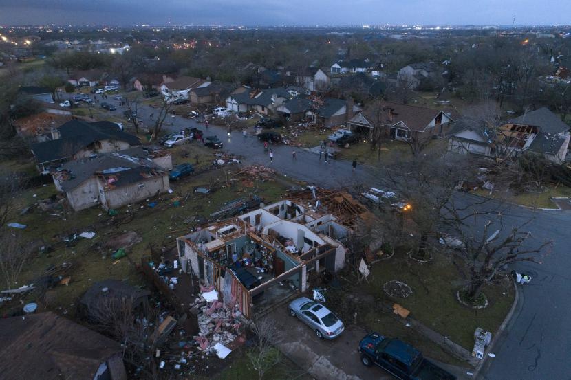 Puing-puing berserakan di tanah di sekitar rumah, yang rusak akibat tornado, di Oxford Drive dan Stratford Drive di Round Rock, Texas, Senin, 21 Maret 2022.