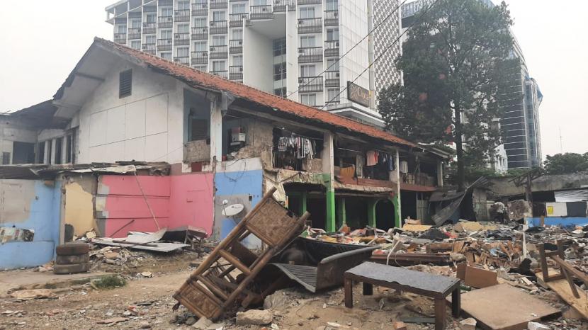 Puing-puing berserakan usai dilakukan pembongkaran terhadap sejumlah rumah di Jalan Pancoran Buntu II, Pancoran, Jakarta Selatan, Kamis (18/3). Sengketa lahan ini diketahui sempat berujung bentrok pada Rabu malam. 