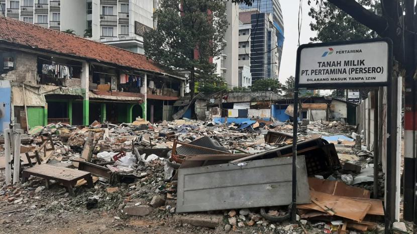 Puing-puing berserakan usai dilakukan pembongkaran terhadap sejumlah rumah di Jalan Pancoran Buntu II, Kecamatan Pancoran, Jakarta Selatan, Kamis (18/3). Sengketa lahan ini diketahui sempat berujung bentrok pada Rabu malam. 