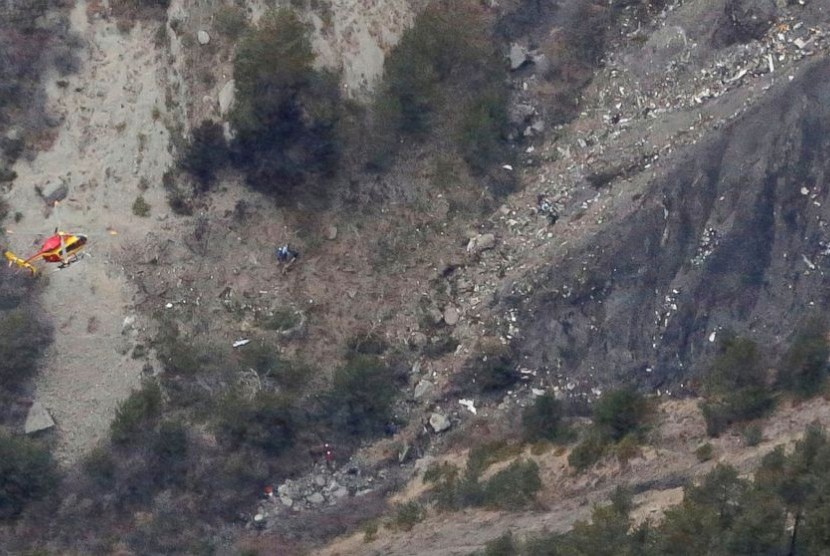 Puing-puing pesawat Germanwings terlihat di Pegunungan Alpen