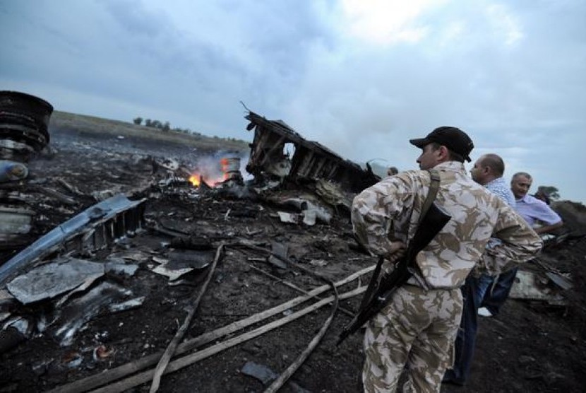 Puing-puing pesawat Malaysia Airlines MH-17 di wilayah Ukraina.