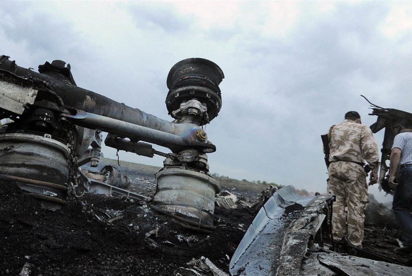 Puing-puing pesawat MH-17 milik maskapai Malaysia Airlines yang jatuh di Ukraina.