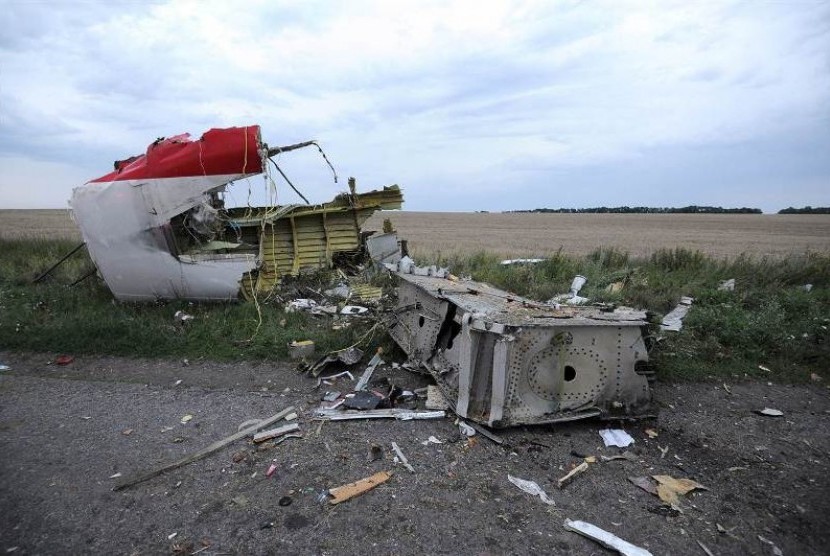 Puing-puing pesawat MH-17 yang jatuh di Ukraina.