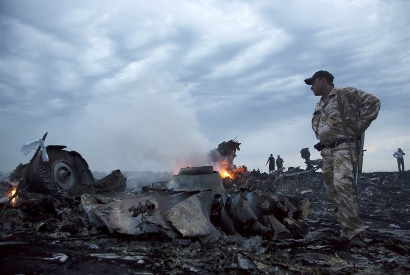 Puing-puing pesawat MH-17 yang jatuh di Ukraina, Kamis (17/7).