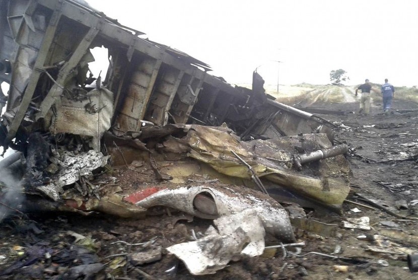 Puing-puing pesawat MH-17 yang jatuh di Ukraina, Kamis (17/7).