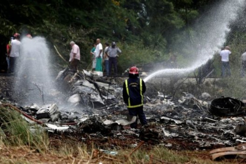 Puing-puing pesawat yang jatuh di Kuba masih tersebar di area luas