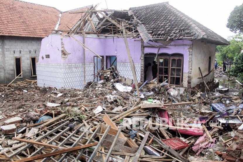 Puing-puing rumah menumpuk usai banjir bandang di Pasuruan, Jatim (ilustrasi). BNPB meminta pemkab setempat memperkuat mitigasi bencana.