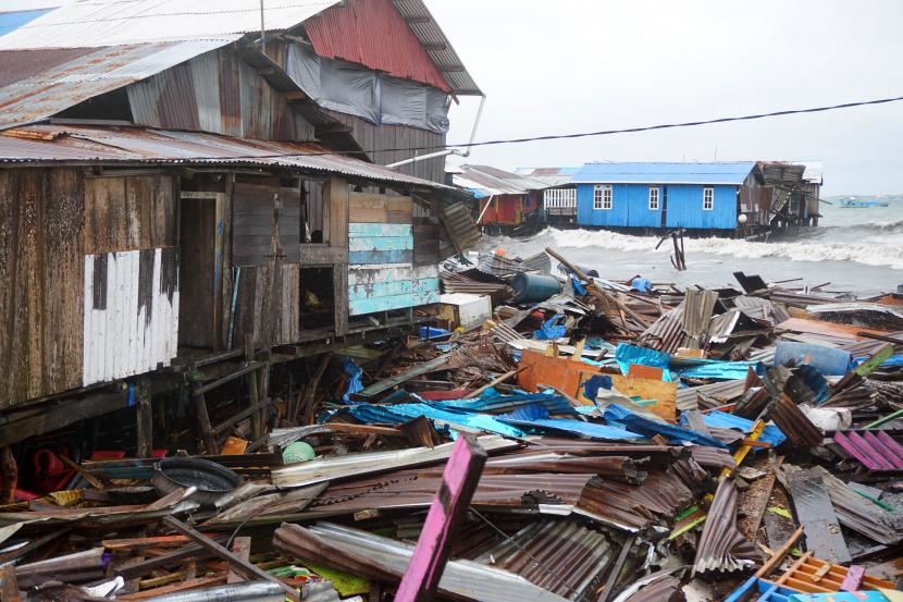 Puing-puing rumah warga yang hanyut berserakan usai diterjang angin kencang (ilustrasi)