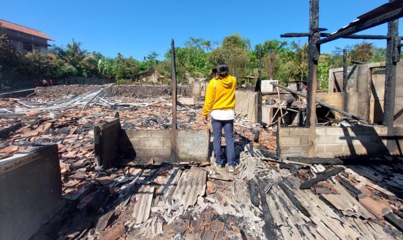  Puing-puing sisa kebakaran yang melanda 13 bangunan di Dusun Plasan Jangglengan, Desa Dadapayam, Kecamatan Suruh, Kabupaten Semarang.
