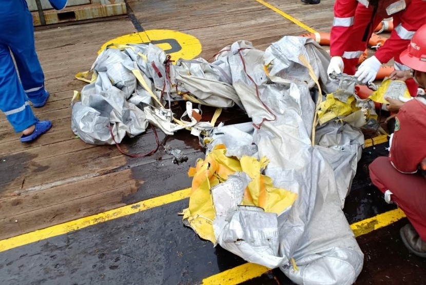 Puing yang berasal dari pesawat Lion Air JT610 yang ditemukan, Senin (29/10).