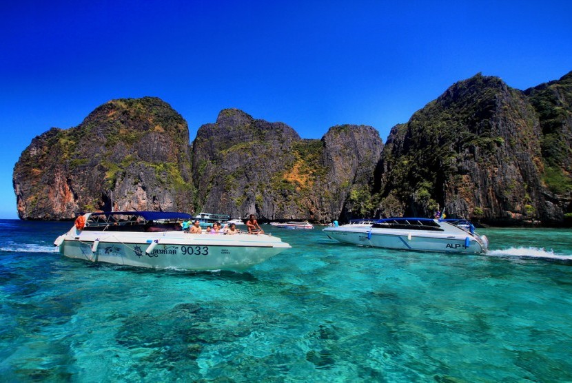 Thailand Buka Phuket untuk Turis Asing Telah Divaksinasi. Pulau Koh Phi Phi di Phuket, Thailand.
