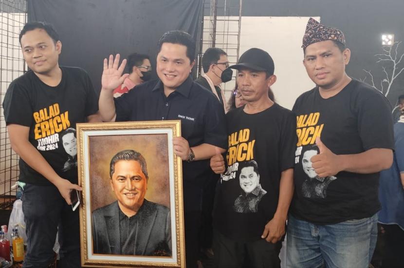 Pulang Kampung ke Majalengka, Menteri BUMN Diberi Lukisan Wajah dari Balad Erick