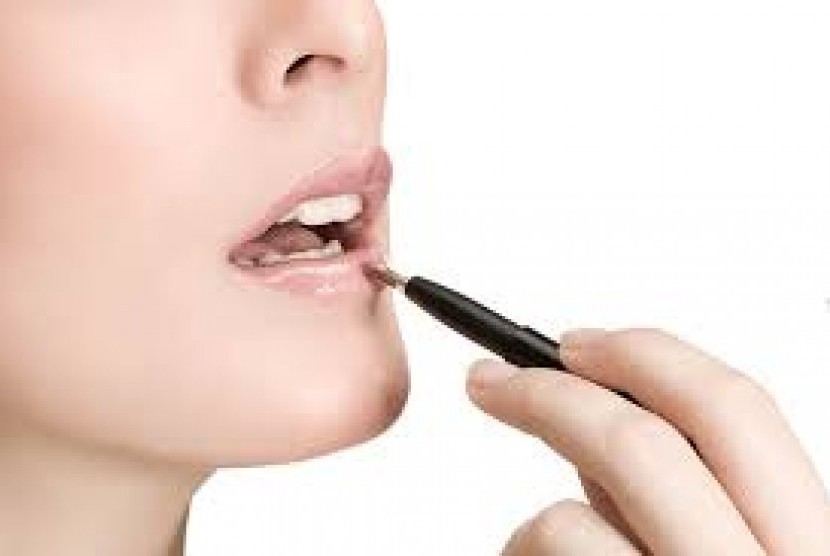 Pulasan lip gloss akan membuat wajah kembali segar meski sedang kurang tidur.