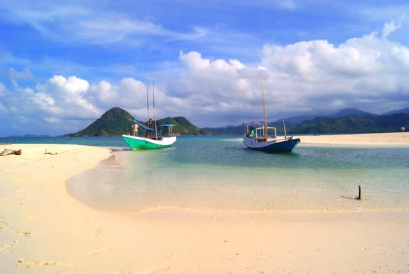 Pulau Bawean, Gresik, Jawa Timur. Pelayaran ke Pulau Bawean, Kabupaten Gresik, Jawa Timur, dibuka kembali, setelah sebelumnya ditutup akibat pandemi Covid-19. Namun, dengan kenaikan tarif kapal.