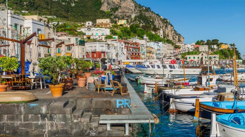Pulau Capri di Italia. Pulau Capri menutup kunjungan wisatawan akibat krisis air. 