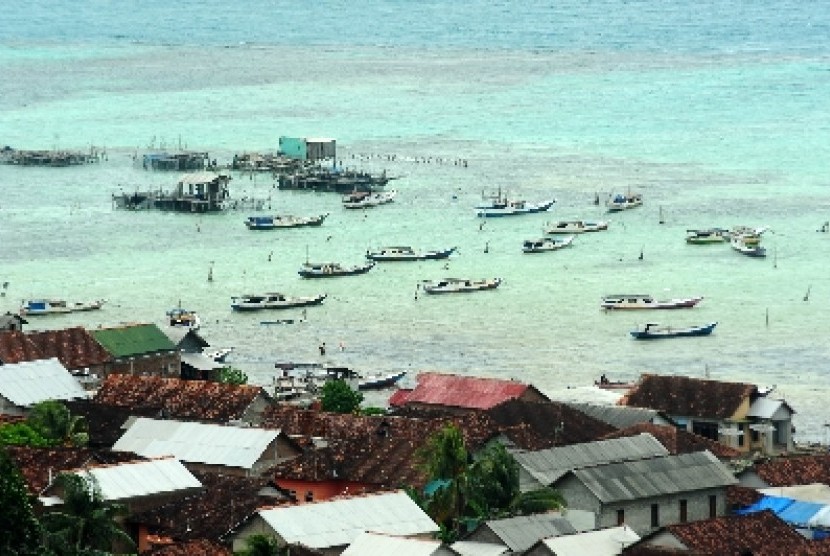Pulau Karimunjawa, ilustrasi. Sejumlah wisatawan masih tertahan di Kepulauan Karimunjawa, Kabupaten Jepara, Jawa Tengah akibat cuaca buruk yang membuat kapal penyeberangan tak beroperasi.