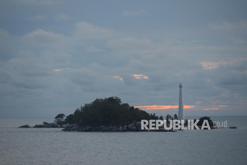 Wisatawan menikmati keindahan di Pantai Tanjung Tinggi, Belitung, Kamis (10/3).   (Republika/Raisan Al Farisi)