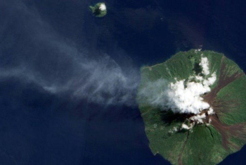 Pulau Manam adalah kerucut vulkanik yang menjulang keluar dari laut di utara daratan Papua Nugini.
