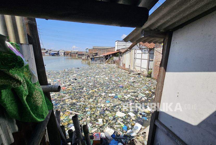 Bertahun-tahun Warga Tambakrejo Hidup Mengapung di Atas Pulau Sampah