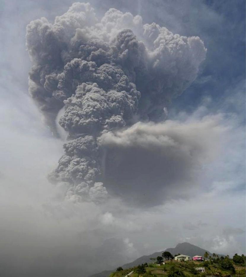 Pulau St Vincent di Karibia telah diselimuti lapisan abu setelah gunung berapi meletus pada hari Jumat (9/4).