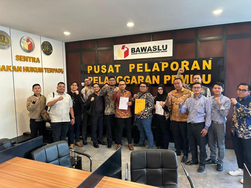 Puluhan advokat menggeruduk kantor Bawaslu RI di Jakarta Pusat, Selasa (2/1/2024).