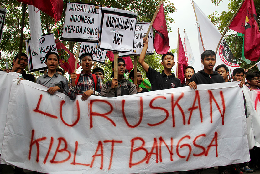 Puluhan aktifis lingkungan dan mahasiswa yang tergabung dalam RPL (Rakyat Pembela Lingkungan) berunjuk rasa di depan Gedung DPRD Banten, di Curug, Serang, Selasa (10/11).