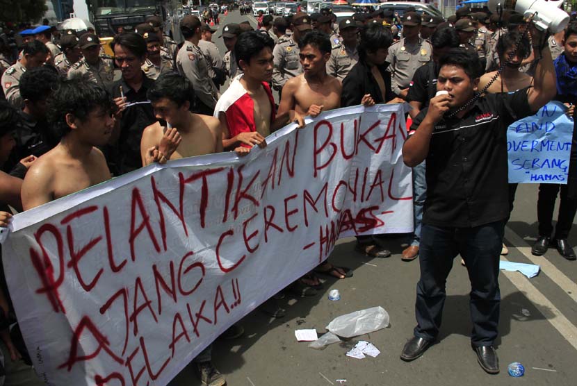 Puluhan aktivis anti korupsi berunjuk rasa mengecam politik dinasti saat Gubernur Banten Atut Chosiyah melantik adik kandungnya Haerul Jaman menjadi Walikota Serang di Serang, Kamis (5/12).