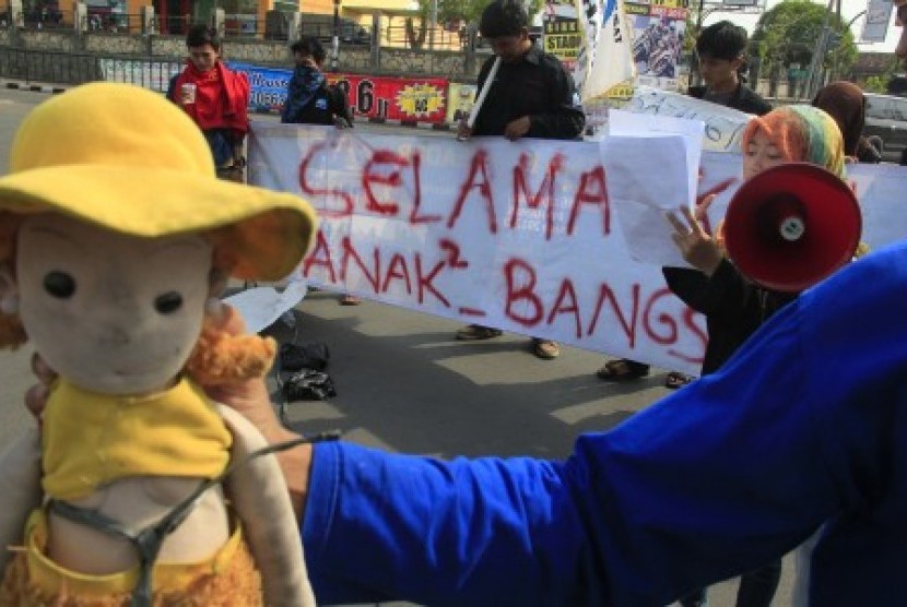 Puluhan aktivis HAMAS (Himpunan Mahasiswa Serang) berunjuk rasa menyerukan peningkatan perlindungan anak, di Bundaran Cicieri, Serang, Banten, Jumat (9/5). Mereka mendesak pemerintah serta KPAI (Komisi Perlindungan Anak Indonesia) mengambil langkah lebih s