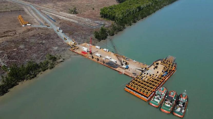 Puluhan alat berat dari Cina tiba di Pelabuhan Wanam, Kabupaten Merauke, Provinsi Papua Selatan.