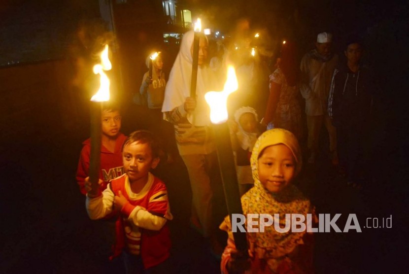 Puluhan anak-anak melakukan pawai obor sambil takbiran menyambut Idul Fitri 1438 H di Desa Kayuambon, Lembang, Kabupaten Bandung Barat (Ilustrasi)