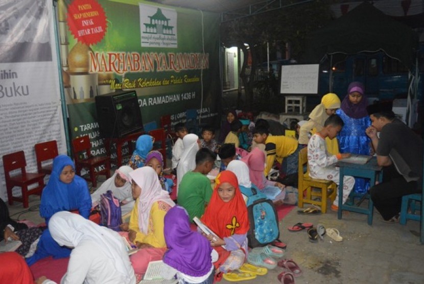 puluhan siswa mulai tingkat SD hingga SMP mengikuti bimbingan Alquran di Masjid Riyadlush Shalihin Parung