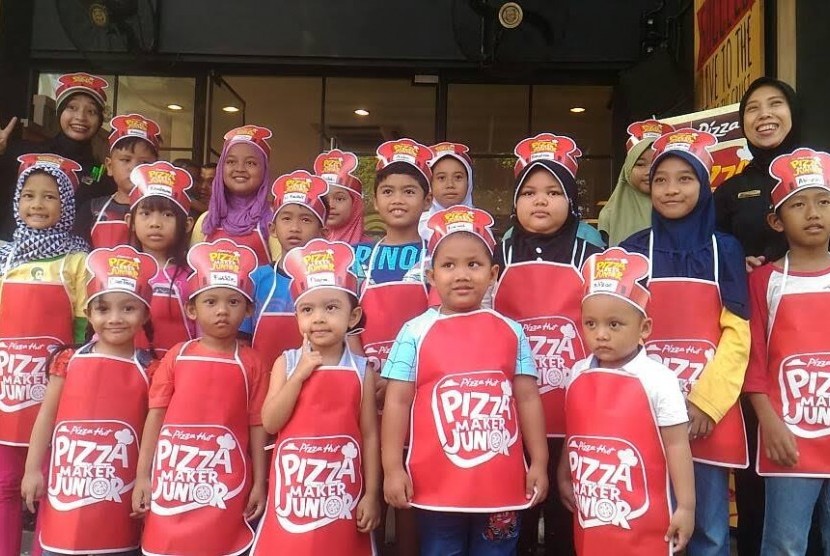 Puluhan anak belajar membuat pizza di Pizza Hut, sabtu (13/5).