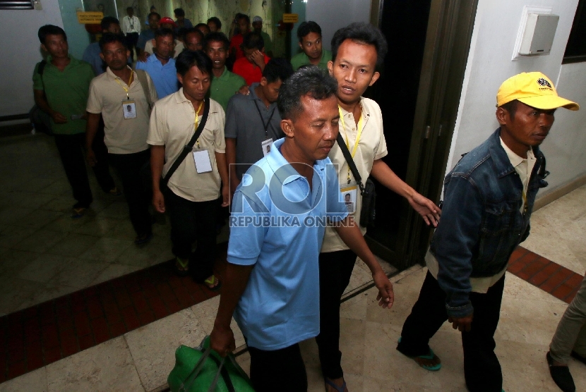 Puluhan Anak Buah Kapal (ABK) asal Indonesia yang sempat ditahan di Myanmar tiba di Bandara Internasional Soekarno Hatta, Tangerang, Banten, Senin (8/6) malam.(Antara Foto/Rivan Awal Lingga)
