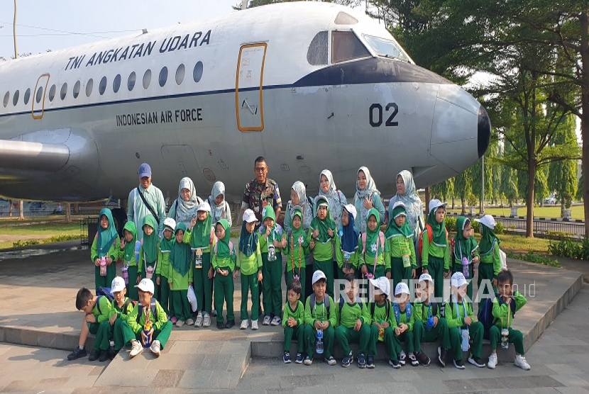 Puluhan anak TK Islam Nuryakin diajak berwisata sembari belajar tentang sejarah penerbangan Indonesia di Museum Lanud Halim Perdanakusuma, Jakarta.