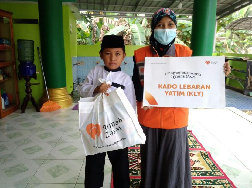 Puluhan anak yatim dan dhuafa yang ada di Desa Sukajaya Lempasing, Kecamatan Teluk Pandan, Kabupaten Pesawaran, Provinsi Lampung mendapat hadiah yang tidak terduga. Pasalnya, pada Ahad (2/5) mereka mendapatkan Kado Lebaran Yatim (KLY) dari Rumah Zakat.