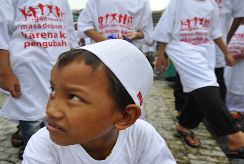 Puluhan anak yatim piatu mengikuti aksi di kawasan Bundaran HI Jakarta, Sabtu (1/6).  (Antara//Wahyu Putro)
