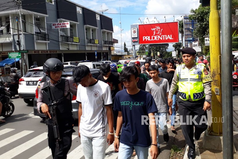 Puluhan anggota berandalan bermotor diamankan Polres Sukabumi Kota dan diperlihatkan ke masyarakat Ahad (11/3).