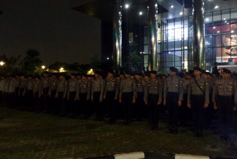 Puluhan anggota Brimob berjaga di gedung KPK, sejak Rabu (15/11) sore.