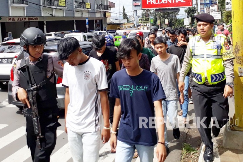 Puluhan anggota geng motor diamankan Polres Sukabumi Kota dan diperlihatkan ke masyarakat di kawasan Tugu Adipura Sukabumi, Ahad (11/3).