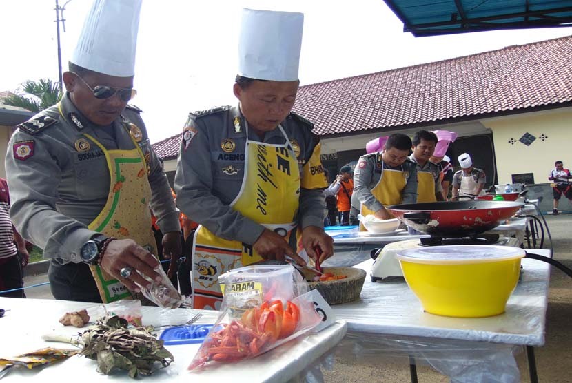 Memperingati HUT Polres Bandung ke-11, puluhan polisi mengikuti lomba memasak entog di Mapolres Bandung, Selasa (24/2).